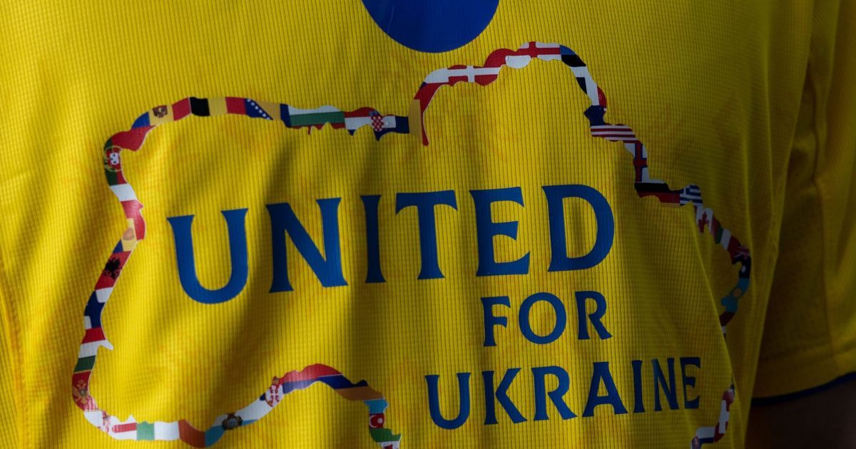 С названиями городов-героев: сборная Украины представила новую патриотическую форму на товарищеские матчи (фото)
