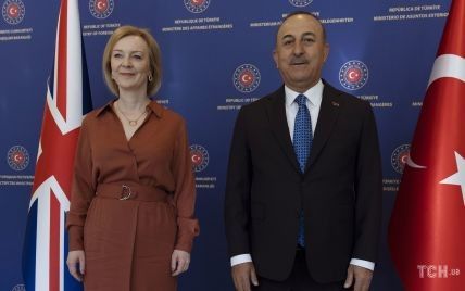 У теракотовій сукні і з елегантними прикрасами: міністерка закордонних справ Великої Британії на переговорах в Анкарі