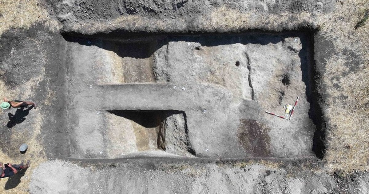 Місце розкопок, що демонструє фундаменти доісторичного пам'ятника. Фото: Західночеський університет