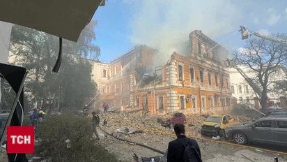 Росія атакувала Академію наук у Києві: будівля охоплена вогнем, працюють рятувальники