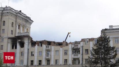 Сльози та розпач! Люди забирають вцілілі речі з розбитого ракетою будинку в Дніпрі