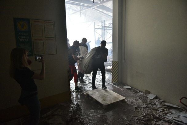 The aftermath of the Russian massive missile strike on the Osnovianskyi district of Kharkiv. / Photo: Oleh Synehubov / © Олег Синєгубов