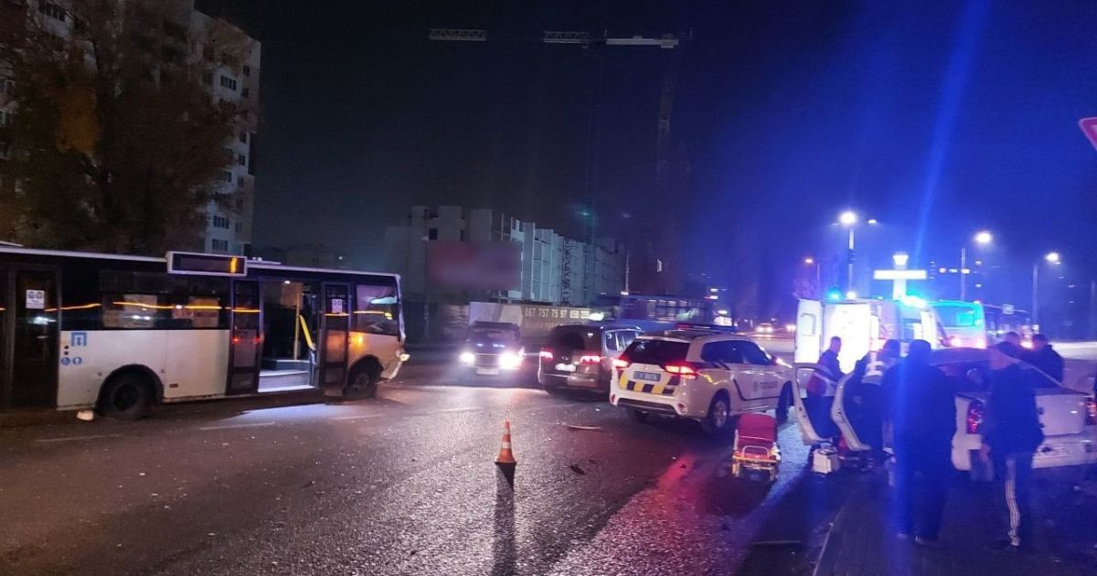 У Вишневому водій на Renault влетів у маршрутку і загинув