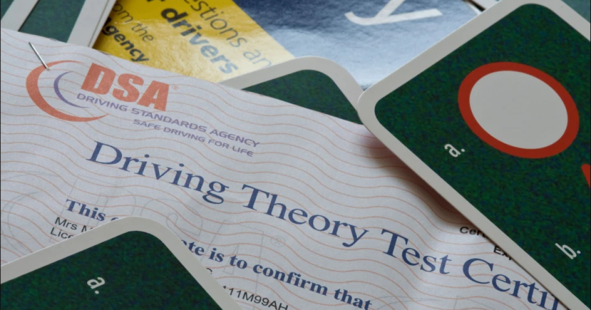 Теоретический экзамен Великобритания человек сдал первую часть экзамена ...