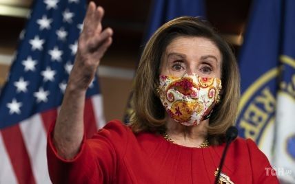 В красном платье и маске с ярким принтом: эффектный образ спикера Палаты представителей США