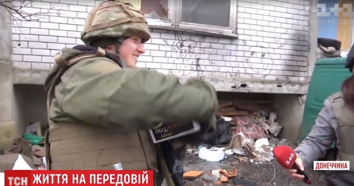 ТСН поздравила конфетами десантника, который подбил вражескую БМП под Донецком