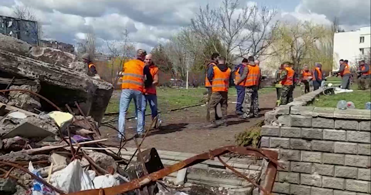 Розбирають завали та шукають людей: на Київщині місцеві мешканці прийшли на допомогу рятувальникам