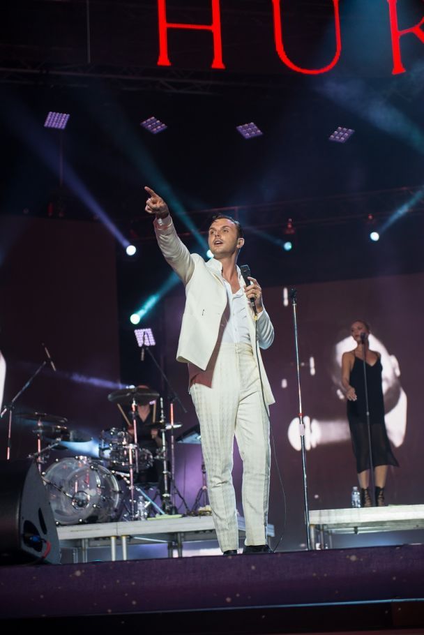 Особым сюрпризом для зрителей стало выступление популярной британской группы Hurts с мировым хитом Wonderful life