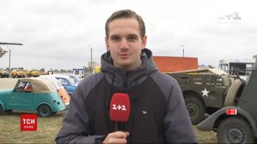 Сотни раритетных авто под открытым небом: в столичном Музее авиации открыли ретро-выставку