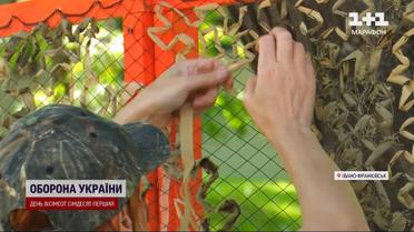 150 сіток в місяць! Маскувальні феї з Франківська невпинно плетуть захист для військових просто неба