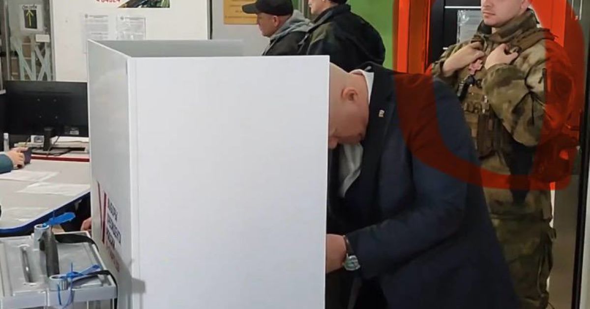 Озброєний окупант на виборчій дільниці у Маріуполі