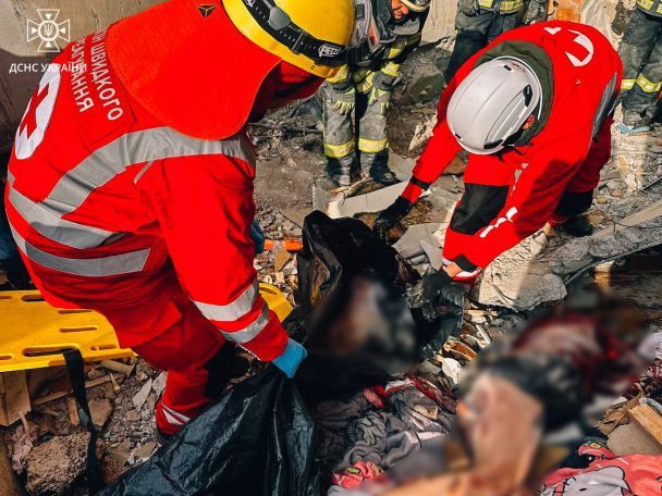 Una donna con un bambino è stata trovata sotto le macerie di una casa a Odessa.  / © DSNS