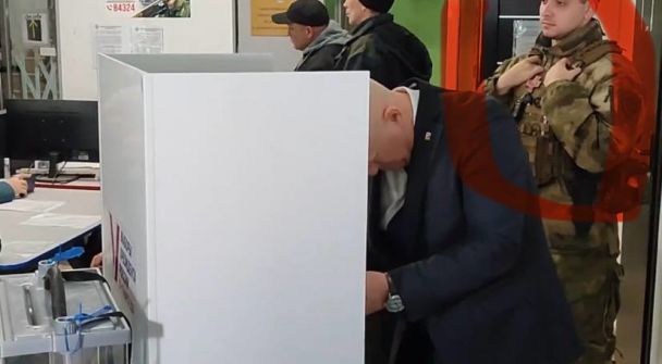Позначений озброєний окупант на виборчій дільниці / © скріншот із відео