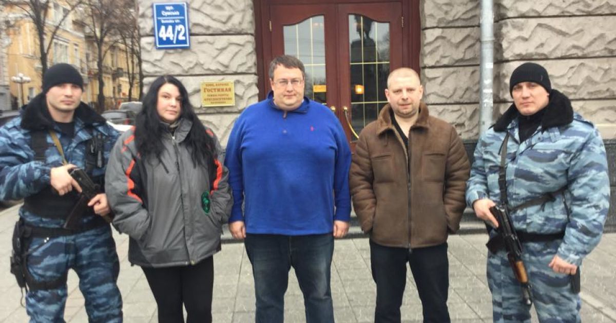 Мужчины готовились к партизанской войне