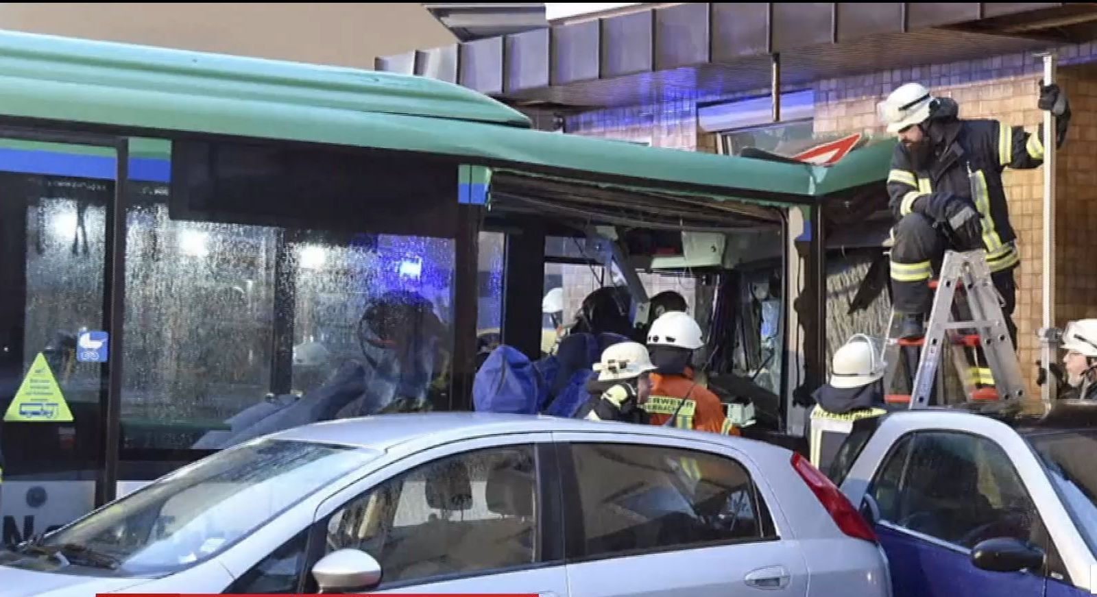 В Германии школьный автобус врезался в стену дома, есть пострадавшие
