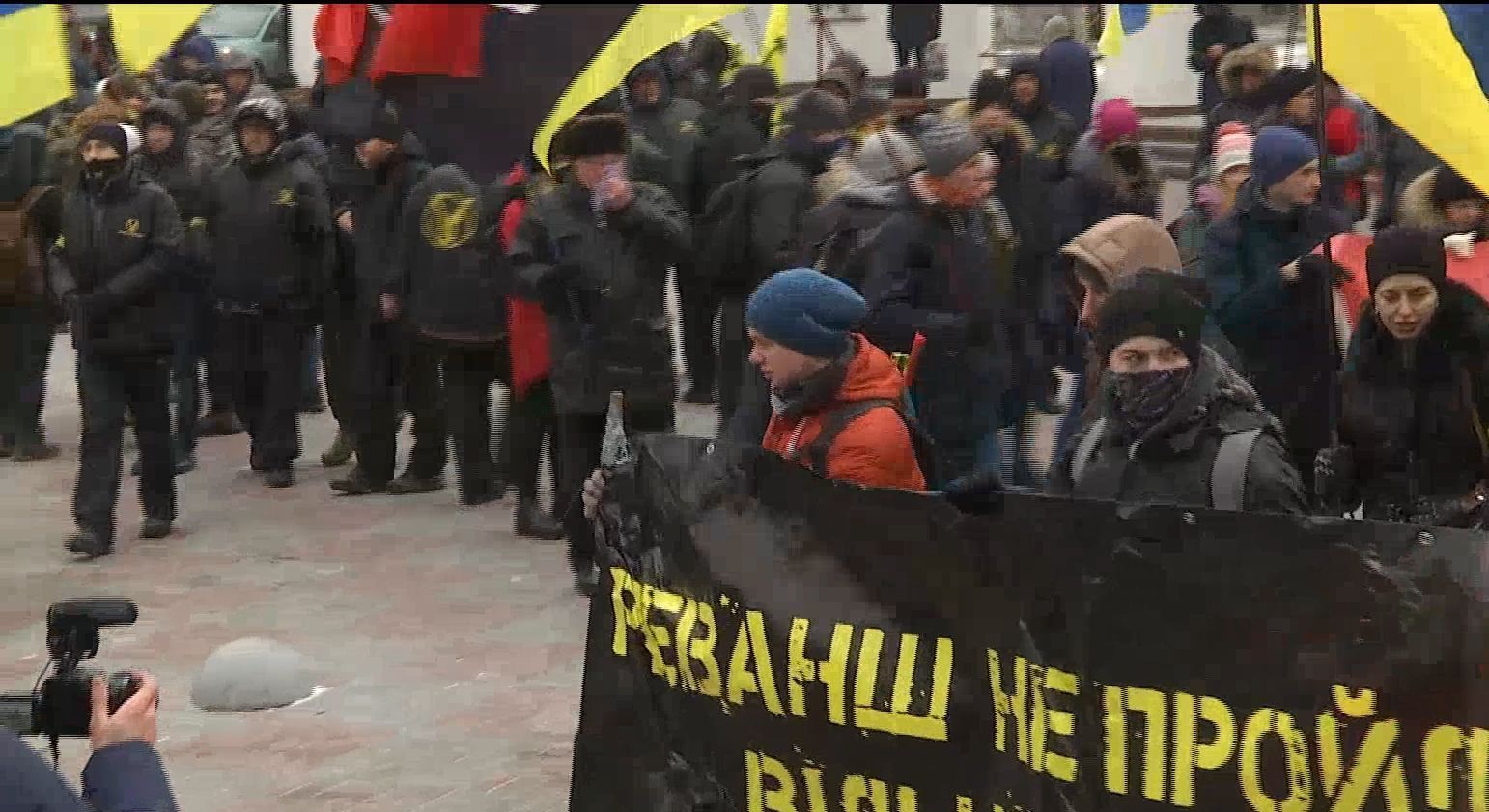 Потасовка под ВР: активисты жгли шины и флаг РФ