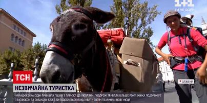 Новини світу: жінка з Франції понад рік ходить світом пішки з віслюком та собакою