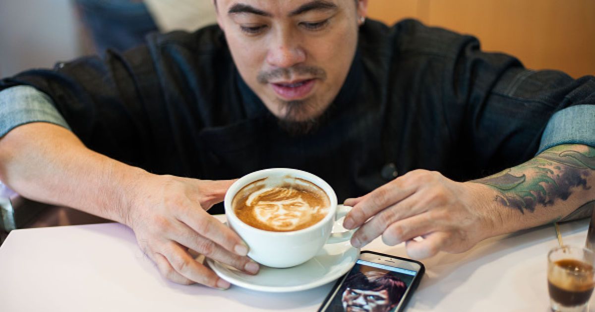 Филиппинский кофевар украшает свои напитки портретами Пакьяо и Мейвезера / © Getty Images