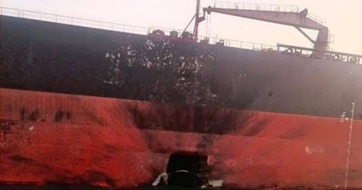 Танкер після атаки дроном