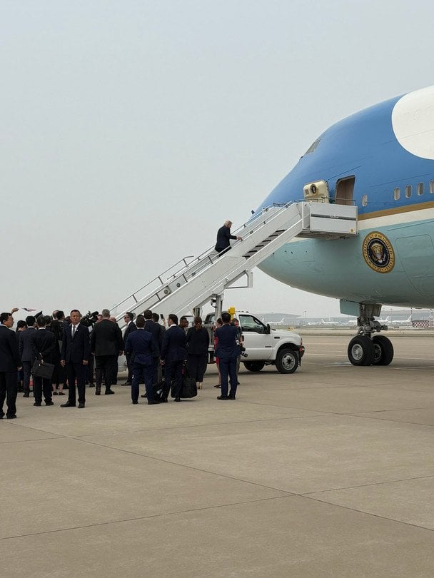 Американська делегація та Дональд Трамп під час посадки на літак у Китаї / © X / Emily Goodin