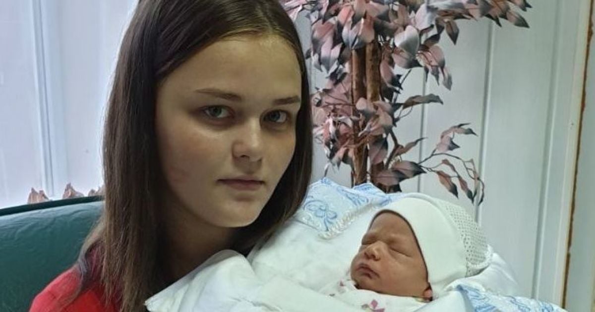 Под Киевом пошла гулять и пропала 16-летняя девушка с младенцем: фото, приметы
