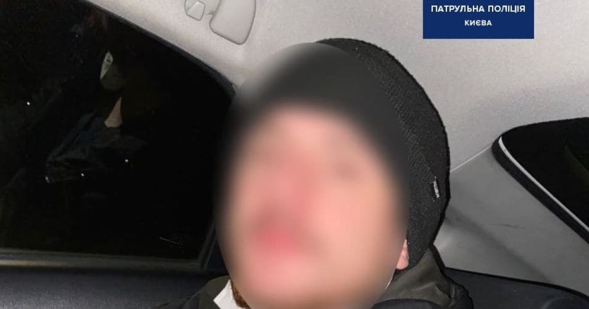 В Киеве мужчина, которого затопили соседи, решил взять компенсацию сейфом
