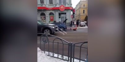 В Харькове полуголый блоггер ездил по городу в тазике с красной икрой