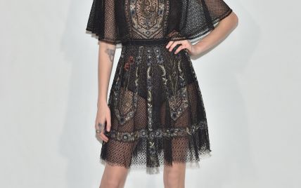 В прозрачном платье и красивом пальто: Кара Делевинь на показе Dior