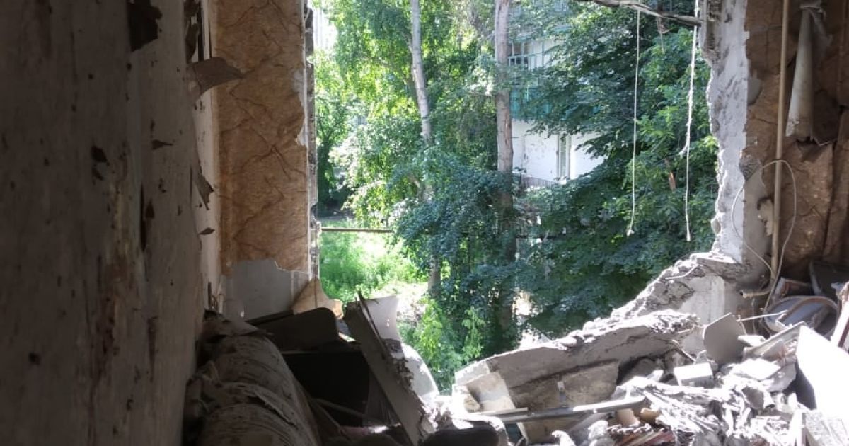 Зруйноване вікно, розтрощений балкон і меблі в крові: у штабі ООС показали наслідки обстрілу бойовиками будинку в Красногорівці