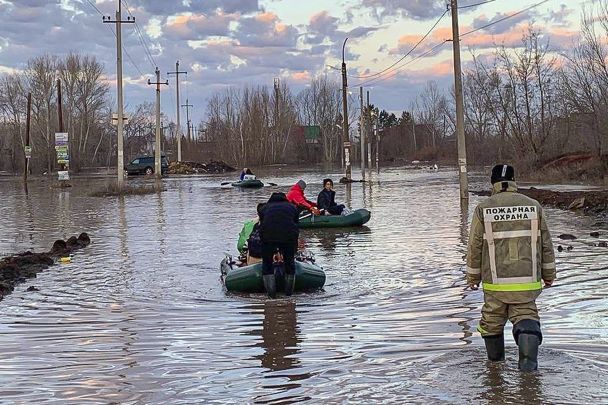 В російському місті Оренбурзі людей евакуювали на гумових човнах / © Associated Press