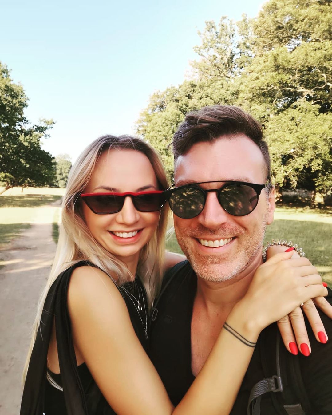 «Іштей іштей» бейнебаянды қараңыз.