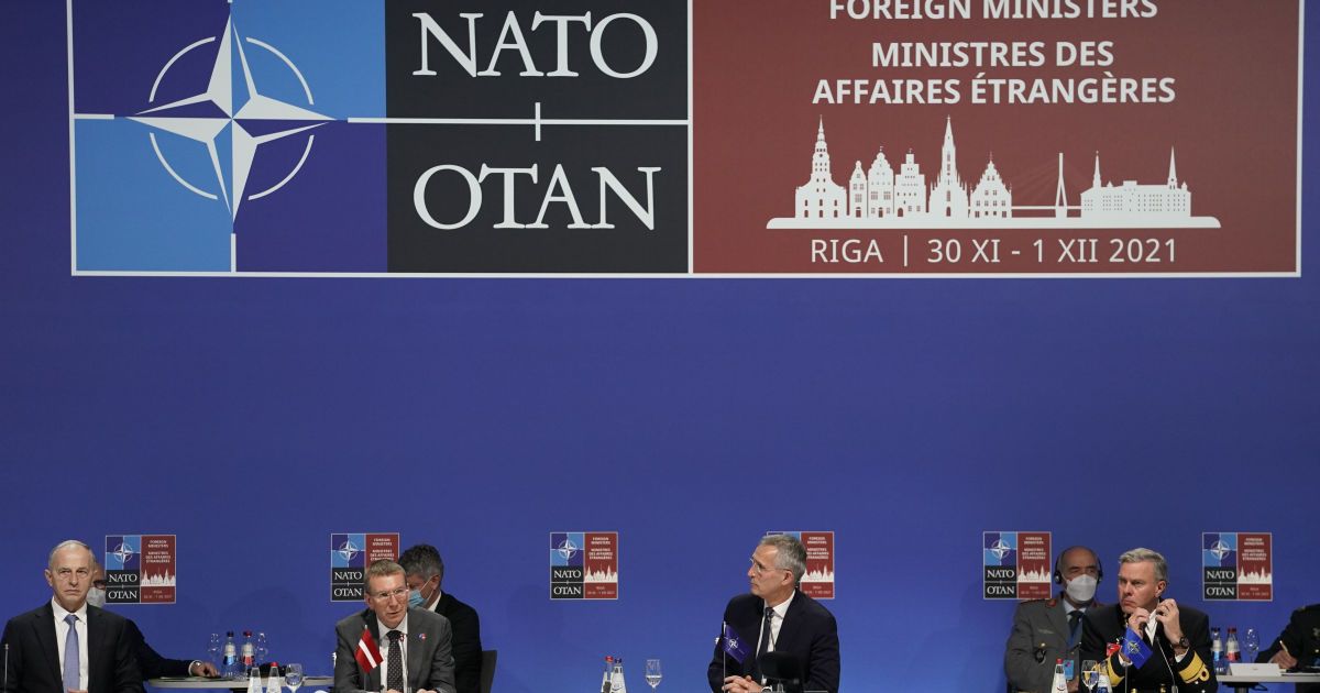 В Риге завершилась встреча министров НАТО: Россию предупредили о "серьезных последствиях" в случае нападения на Украину
