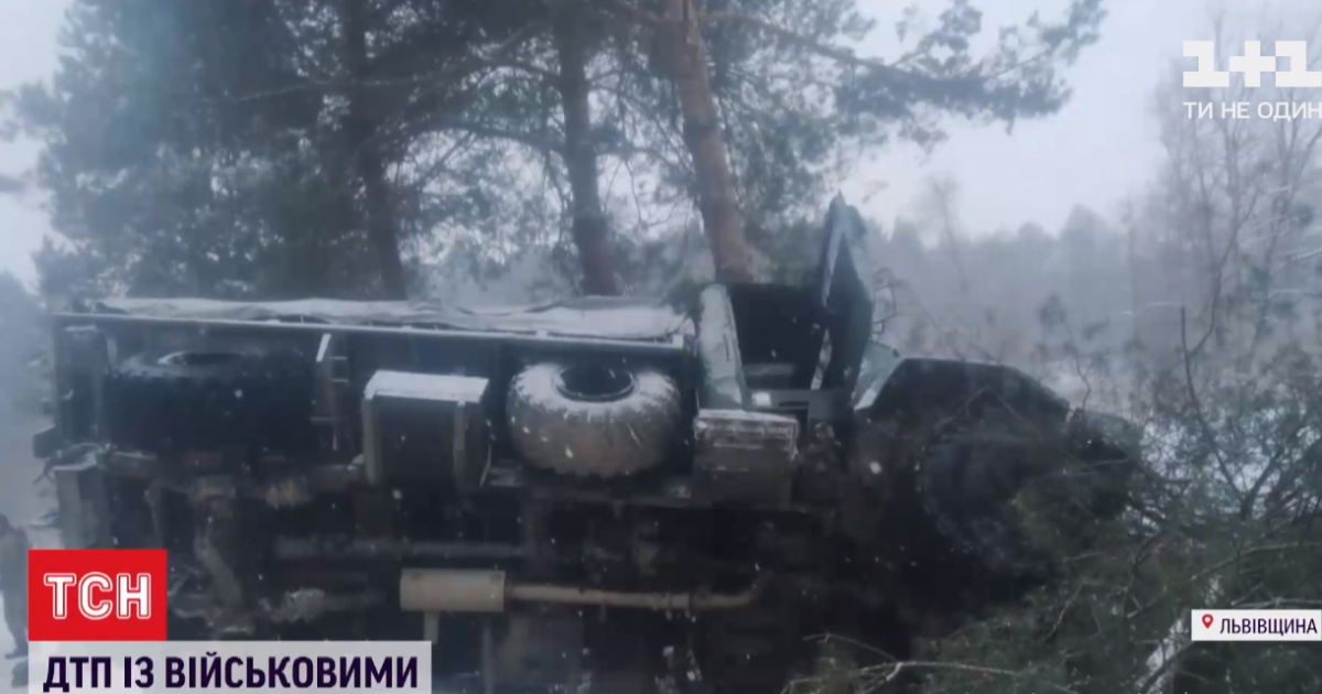 На Яворивском полигоне перевернулось авто с военными, пятерых бойцов госпитализировали
