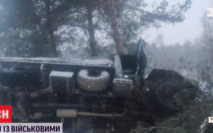 На Яворивском полигоне перевернулось авто с военными, пятерых бойцов госпитализировали