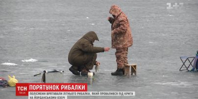 На столичній Оболоні патрульний витяг із-під криги пенсіонера-рибалку