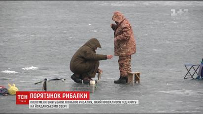 На столичной Оболони патрульный вытащил из-под льда пенсионера-рыбака