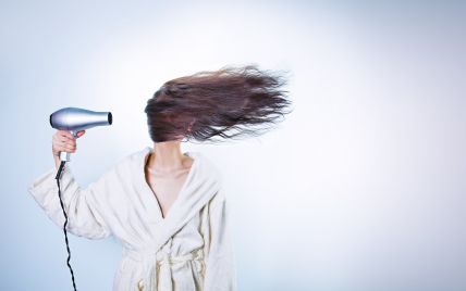 Как можно использовать фен для волос в хозяйстве: необычные способы