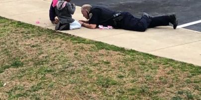 Мережу замилував американський поліцейський, який грається у ляльки із дітьми на вулиці