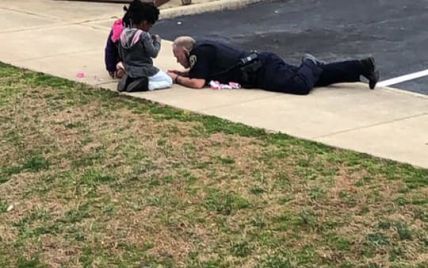 Мережу замилував американський поліцейський, який грається у ляльки із дітьми на вулиці