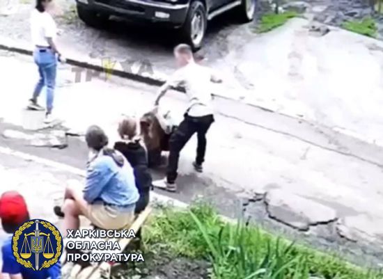 Бив кулаками і ногами дівчину: у Харкові судитимуть 16-річного підлітка