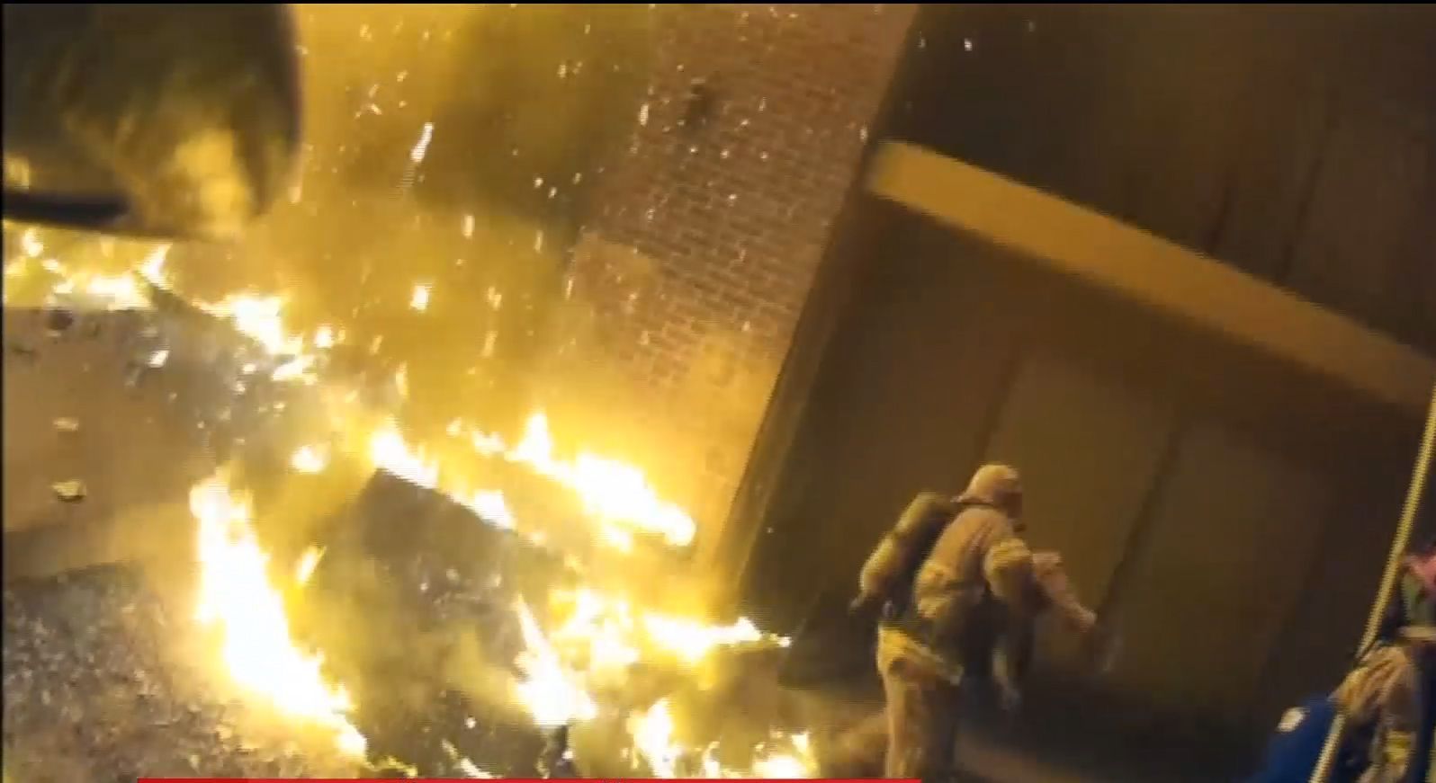 В Атланте пожарные рискнули сбросить ребенка с третьего этажа, чтобы спасти жизнь