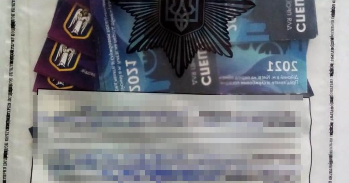 У Києві дівчину затримали за продаж підроблених спецперепусток