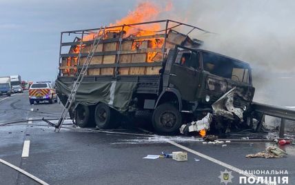 Автомобілі спалахнули: у Хмельницькій області в ДТП із військовою вантажівкою загинули дві людини