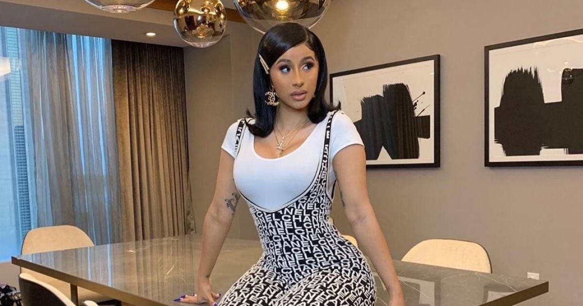 Реперка Cardi B у топі-сіточці показала дуже збільшені груди