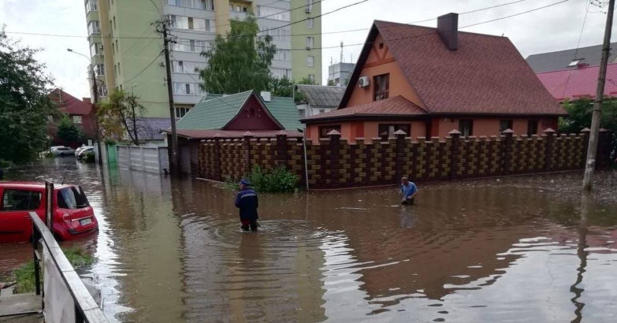 Воды по пояс. В Ровно после ливня подтопило дороги, больницы, роддом, архив, музей, библиотеку