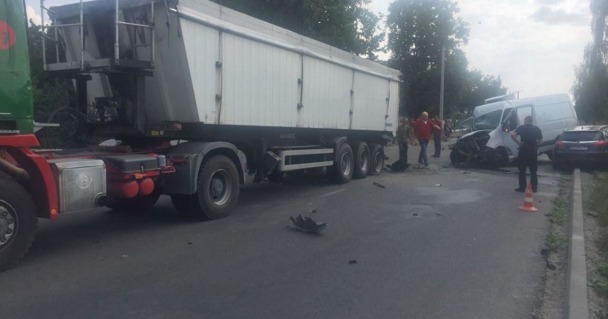 У масштабній ДТП на Рівненщині зіткнулися чотири автомобілі, є постраждалі