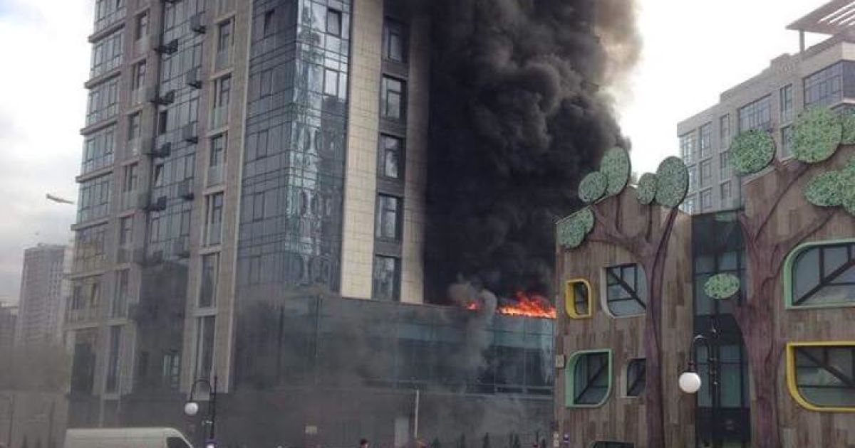 У центрі Києва спалахнула масштабна пожежа в елітному житловому комплексі