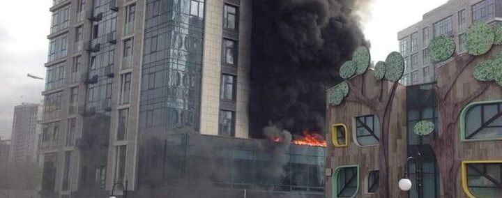 У центрі Києва спалахнула масштабна пожежа в елітному житловому комплексі