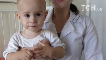 У Києві просто посеред вулиці лишили візочок з дитиною / © ГУ НП у м. Києві