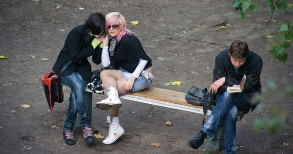 Український фотограф 5 років знімав, що відбувається на лавці у дворі / © Фото Євгена Котенка